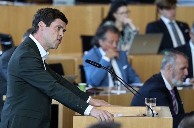 Sonderplenum Thueringer Landtag 07.10.2026, Erfurt, Thueringer Landtag, 55. Plenarsitzung, Sonderplenum, Verhandlungsgegenstand ist die Aufloesung des 8. Thueringer Landtags gemaess Artikel 50 Abs. 2 Satz 1 Nr. 1 der Verfassung des Freistaats Thueringen Antrag der AfD im Bild: Lutz Liebscher (SPD) am Rednerpult