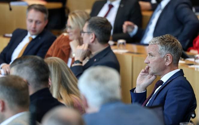 Sonderplenum Thueringer Landtag 07.10.2026, Erfurt, Thueringer Landtag, 55. Plenarsitzung, Sonderplenum, Verhandlungsgegenstand ist die Aufloesung des 8. Thueringer Landtags gemaess Artikel 50 Abs. 2 Satz 1 Nr. 1 der Verfassung des Freistaats Thueringen Antrag der AfD im Bild: Fraktionsvorsitzender Bjoern Hoecke (AfD) nachdenklich