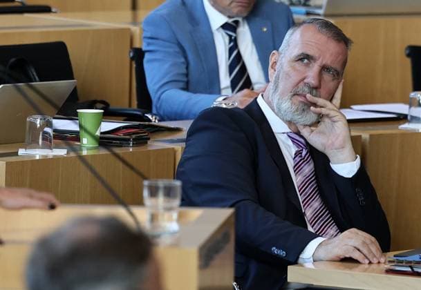 Sonderplenum Thueringer Landtag 07.10.2026, Erfurt, Thueringer Landtag, 55. Plenarsitzung, Sonderplenum, Verhandlungsgegenstand ist die Aufloesung des 8. Thueringer Landtags gemaess Artikel 50 Abs. 2 Satz 1 Nr. 1 der Verfassung des Freistaats Thueringen Antrag der AfD im Bild: Minister fuer Digitales und Infrastruktur Steffen Schuetz (Thueringen.Gerecht)