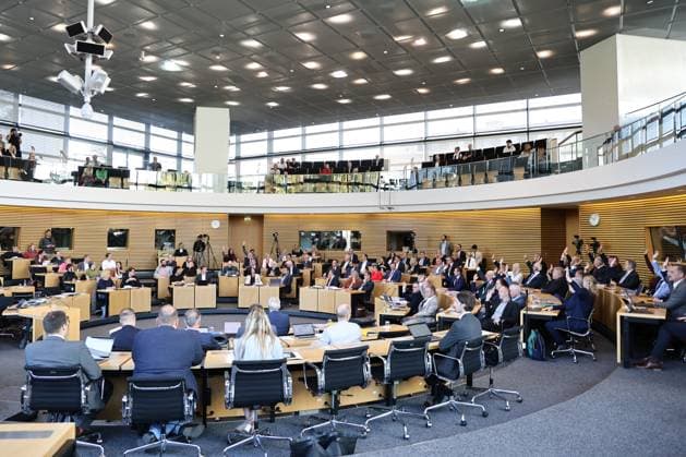 Sonderplenum Thueringer Landtag 07.10.2026, Erfurt, Thueringer Landtag, 55. Plenarsitzung, Sonderplenum, Verhandlungsgegenstand ist die Aufloesung des 8. Thueringer Landtags gemaess Artikel 50 Abs. 2 Satz 1 Nr. 1 der Verfassung des Freistaats Thueringen Antrag der AfD im Bild: Abstimmung ueber die Aufloesung des Landtages, die AfD stimmt geschlossen dafuer, weiterhin die Abgeordneten Anke Wirsing (fraktionslos) und Sven Kuentzel (fraktionslos)