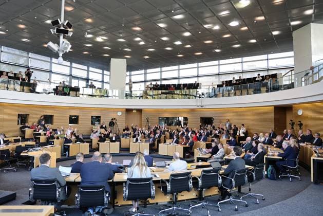 Sonderplenum Thueringer Landtag 07.10.2026, Erfurt, Thueringer Landtag, 55. Plenarsitzung, Sonderplenum, Verhandlungsgegenstand ist die Aufloesung des 8. Thueringer Landtags gemaess Artikel 50 Abs. 2 Satz 1 Nr. 1 der Verfassung des Freistaats Thueringen Antrag der AfD im Bild: Abstimmung ueber die Aufloesung des Landtages, Die LINKE, SPD, CDU und alle Abgeordneten der ehemaligen BSW-Fraktion ausser Anke Wirsing (fraktionslos) und Sven Kuentzel (fraktionslos)