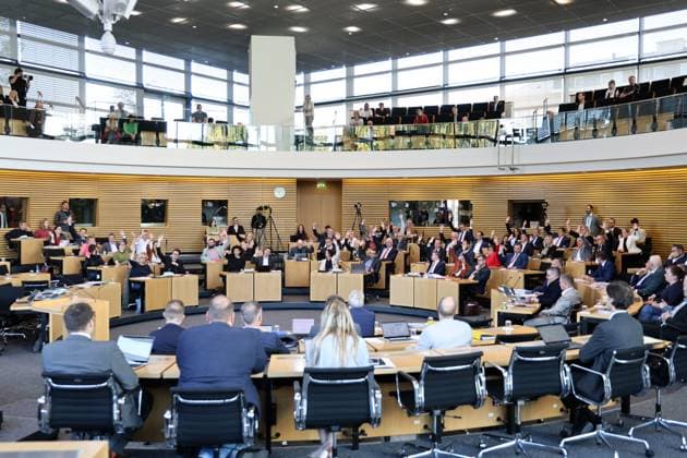 Sonderplenum Thueringer Landtag 07.10.2026, Erfurt, Thueringer Landtag, 55. Plenarsitzung, Sonderplenum, Verhandlungsgegenstand ist die Aufloesung des 8. Thueringer Landtags gemaess Artikel 50 Abs. 2 Satz 1 Nr. 1 der Verfassung des Freistaats Thueringen Antrag der AfD im Bild: Abstimmung ueber die Aufloesung des Landtages, Die LINKE, SPD, CDU und alle Abgeordneten der ehemaligen BSW-Fraktion ausser Anke Wirsing (fraktionslos) und Sven Kuentzel (fraktionslos)