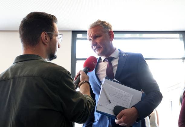 Sonderplenum Thueringer Landtag 07.10.2026, Erfurt, Thueringer Landtag, 55. Plenarsitzung, Sonderplenum, Verhandlungsgegenstand ist die Aufloesung des 8. Thueringer Landtags gemaess Artikel 50 Abs. 2 Satz 1 Nr. 1 der Verfassung des Freistaats Thueringen Antrag der AfD im Bild: Fraktionsvorsitzender Bjoern Hoecke (AfD) im Interview