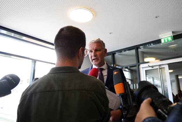 Sonderplenum Thueringer Landtag 07.10.2026, Erfurt, Thueringer Landtag, 55. Plenarsitzung, Sonderplenum, Verhandlungsgegenstand ist die Aufloesung des 8. Thueringer Landtags gemaess Artikel 50 Abs. 2 Satz 1 Nr. 1 der Verfassung des Freistaats Thueringen Antrag der AfD im Bild: Fraktionsvorsitzender Bjoern Hoecke (AfD) im Interview