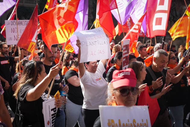 UGT and CCOO Call for a Strike in Social Services in Catalonia A large crowd during a demonstration in support of social services on October 7, 2026, in Barcelona, Catalonia, Spain. UGT and CCOO have called a strike in Catalonia’s social services sector to demand improvements in working conditions and equal pay between the private and public sectors. OCTOBER 7, 2026 Barcelona, Catalonia Barcelona, Catalonia, Spain  Copyright: xDavidxZorrakinox 7826307