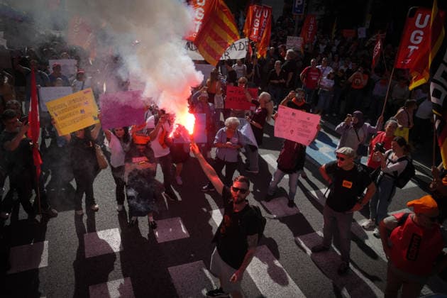 UGT and CCOO Call for a Strike in Social Services in Catalonia A large crowd during a demonstration in support of social services on October 7, 2026, in Barcelona, Catalonia, Spain. UGT and CCOO have called a strike in Catalonia’s social services sector to demand improvements in working conditions and equal pay between the private and public sectors. OCTOBER 7, 2026 Barcelona, Catalonia Barcelona, Catalonia, Spain  Copyright: xDavidxZorrakinox 7826308