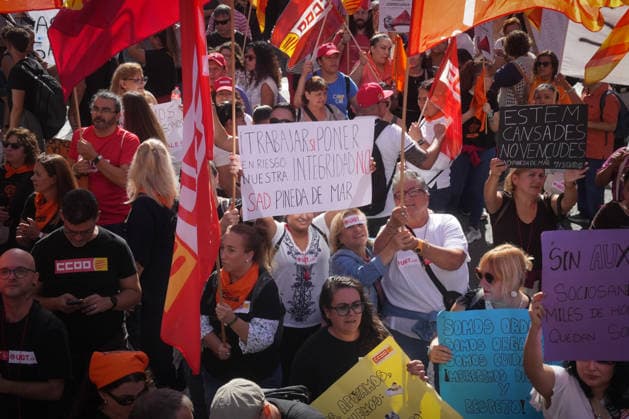 UGT and CCOO Call for a Strike in Social Services in Catalonia A large crowd during a demonstration in support of social services on October 7, 2026, in Barcelona, Catalonia, Spain. UGT and CCOO have called a strike in Catalonia’s social services sector to demand improvements in working conditions and equal pay between the private and public sectors. OCTOBER 7, 2026 Barcelona, Catalonia Barcelona, Catalonia, Spain  Copyright: xDavidxZorrakinox 7826310
