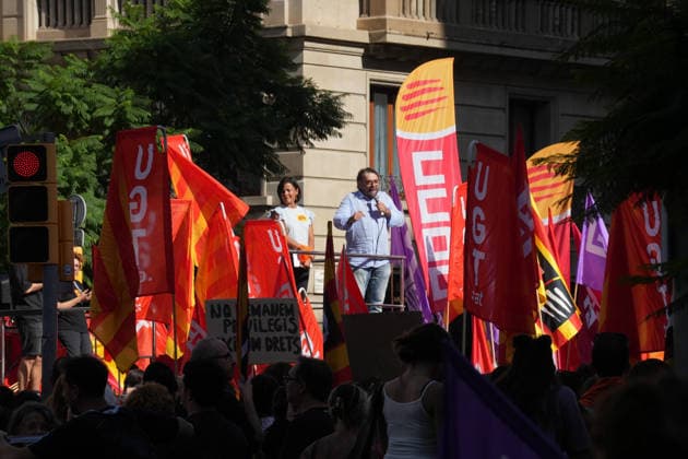 UGT and CCOO Call for a Strike in Social Services in Catalonia I D The general secretary of CCOO Catalonia, Belén López, and the general secretary of UGT Catalonia, Camil Ros, during a demonstration in support of social services on October 7, 2026, in Barcelona, Catalonia, Spain. UGT and CCOO have called a strike in Catalonia’s social services sector to demand improvements in working conditions and equal pay between the private and public sectors. OCTOBER 7, 2026. Barcelona, Catalonia. Barcelona, Catalonia, Spain  Copyright: xDavidxZorrakinox 7826325
