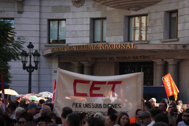 UGT and CCOO Call for a Strike in Social Services in Catalonia A large crowd gathers during a demonstration in support of social services outside the Foment del Treball headquarters on October 7, 2026, in Barcelona, Catalonia, Spain. UGT and CCOO have called a strike in Catalonia’s social services sector to demand improvements in working conditions and equal pay between the private and public sectors. OCTOBER 7, 2026 Barcelona, Catalonia Barcelona, Catalonia, Spain  Copyright: xDavidxZorrakinox 7826381