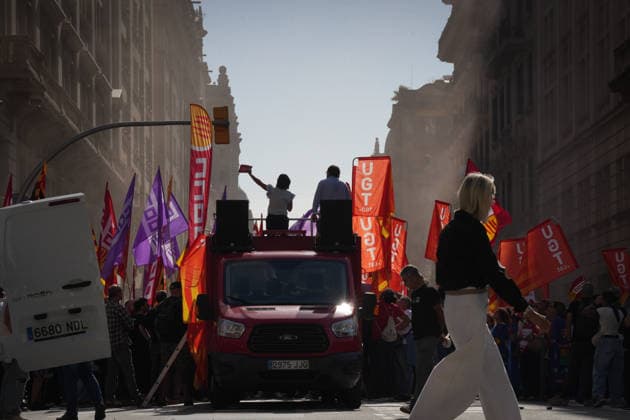 UGT and CCOO Call for a Strike in Social Services in Catalonia I D The general secretary of CCOO Catalonia, Belén López, and the general secretary of UGT Catalonia, Camil Ros, during a demonstration in support of social services, in front of the Foment del Treball headquarters, on October 7, 2026, in Barcelona, Catalonia, Spain. UGT and CCOO have called a strike in Catalonia’s social services sector to demand improvements in working conditions and equal pay between the private and public sectors. OCTOBER 7, 2026. Barcelona, Catalonia. Barcelona, Catalonia, Spain  Copyright: xDavidxZorrakinox 7826393