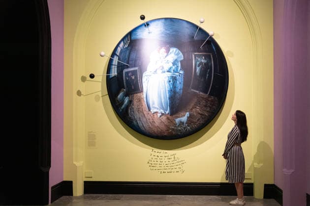 Tim Walker s Fairyland: Love and Legends Photo Call at National Portrait Gallery, London, UK - 7 October 2026 A staff member views Liz Carr as Elizabeth I by Tim Walker as part of The National Portrait Gallery s Tim Walker s Fairyland: Love and Legends Exhibition which runs from 9th October 2026 - 7th February 2027 at National Portrait Gallery in London, England, UK on Wednesday 7 October, 2026., Credit:Justin Ng Avalon UK, England, London, National Portrait Gallery  Copyright: xJustinxNgx xAvalonx 1141202404