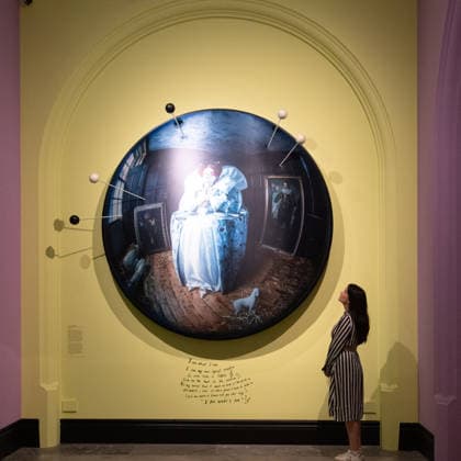 Tim Walker s Fairyland: Love and Legends Photo Call at National Portrait Gallery, London, UK - 7 October 2026 A staff member views Liz Carr as Elizabeth I by Tim Walker as part of The National Portrait Gallery s Tim Walker s Fairyland: Love and Legends Exhibition which runs from 9th October 2026 - 7th February 2027 at National Portrait Gallery in London, England, UK on Wednesday 7 October, 2026., Credit:Justin Ng Avalon UK, England, London, National Portrait Gallery  Copyright: xJustinxNgx xAvalonx 1141202406