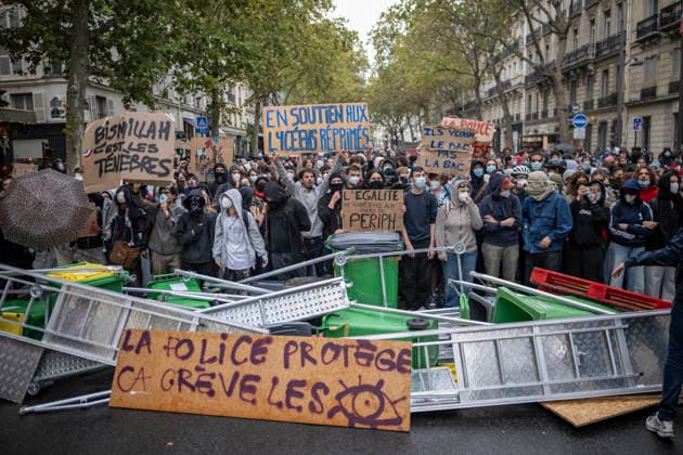 Students Demonstration outside Science Po Paris Students on Boulevard Saint Germain during a demonstration outside Science Po in Paris, France on October 7 2026 in support of high school students. Photo by Eliot Blondet ABACAPRESS.COM Paris France  Copyright: xBlondetxEliot ABACAx