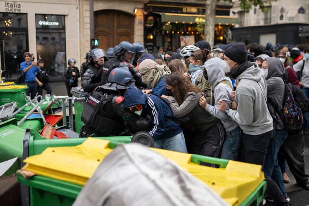 Students Demonstration outside Science Po Paris Students and policemen on Boulevard Saint Germain during a demonstration outside Science Po in Paris, France on October 7 2026 in support of high school students. Photo by Eliot Blondet ABACAPRESS.COM Paris France  Copyright: xBlondetxEliot ABACAx