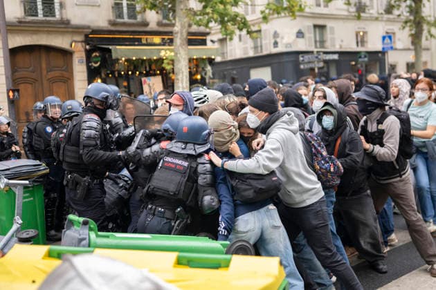 Students Demonstration outside Science Po Paris Students and policemen on Boulevard Saint Germain during a demonstration outside Science Po in Paris, France on October 7 2026 in support of high school students. Photo by Eliot Blondet ABACAPRESS.COM Paris France  Copyright: xBlondetxEliot ABACAx