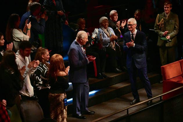 Britain s King Charles III applauds along side Apple Ceo Tim cook (R) during a music workshop for young people, the first as part of the Apple x King™s Trust Creative Labs, at Battersea Power Station in south west London on October 7, 2026., Credit:BEN STANSALL PA ROTA - B68 Avalon United Kingdom, London  Copyright: xBENxSTANSALLx xPAxROTAx-xB68x xAvalonx 1141207866
