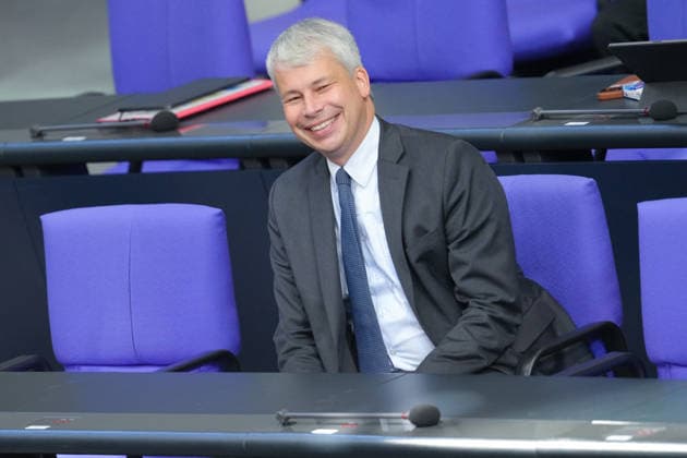 Deutscher Bundestag, 98. Plenarsitzung Steffen Bilger, Bundesminister fuer Verkehr im Portrait schmuzelt der Minister mit freudiger auf der Regierungsbank bei der 98. Sitzung des Deutschen Bundestag in Berlin, 07.10.2026 Berlin Berlin Deutschland