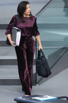 Deutscher Bundestag, 98. Plenarsitzung Katherina Reiche, Bundesministerin fuer Wirtschaft und Energie mit einem dicken Ordner unter dem Arm auf dem Weg zur Regierungsbank bei der 98. Sitzung des Deutschen Bundestag in Berlin, 07.10.2026 Berlin Berlin Deutschland