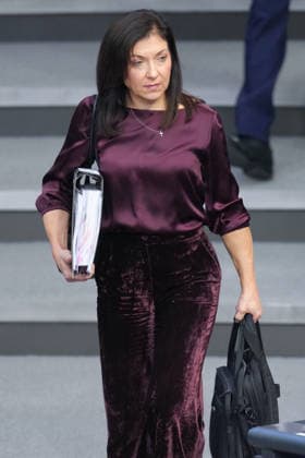 Deutscher Bundestag, 98. Plenarsitzung Katherina Reiche, Bundesministerin fuer Wirtschaft und Energie mit einem dicken Ordner unter dem Arm auf dem Weg zur Regierungsbank bei der 98. Sitzung des Deutschen Bundestag in Berlin, 07.10.2026 Berlin Berlin Deutschland
