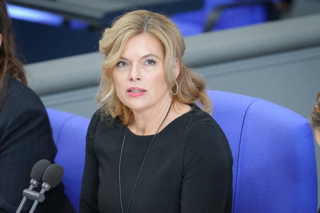 Deutscher Bundestag, 98. Plenarsitzung Julia Kloeckner die Praesidentin des Deutschen Bundestag im Portrait erinnert die Bundestagspraesidentin in mahnenden Worten an den Anschlag der Hamas auf Israel vor der Eroeffnung der 98. Sitzung des Deutschen Bundestag in Berlin, 07.10.2026 Berlin Berlin Deutschland