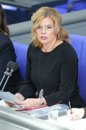 Deutscher Bundestag, 98. Plenarsitzung Julia Kloeckner die Praesidentin des Deutschen Bundestag und Bundestagspraesidentin erinnert in mahnenden Worten an den Anschlag der Hamas auf Israel vor der Eroeffnung der 98. Sitzung des Deutschen Bundestag in Berlin, 07.10.2026 Berlin Berlin Deutschland