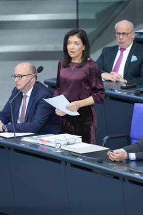 Deutscher Bundestag, 98. Plenarsitzung Katherina Reiche, Bundesministerin fuer Wirtschaft und Energie beantwortet die Fragen der Abgeordneten von ihrem Platz auf der Regierungsbank bei der Befragung der Bundesregierung bei der 98. Sitzung des Deutschen Bundestag in Berlin, 07.10.2026 Berlin Berlin Deutschland