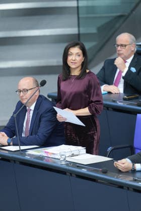Deutscher Bundestag, 98. Plenarsitzung Katherina Reiche, Bundesministerin fuer Wirtschaft und Energie beantwortet die Fragen der Abgeordneten von ihrem Platz auf der Regierungsbank bei der Befragung der Bundesregierung bei der 98. Sitzung des Deutschen Bundestag in Berlin, 07.10.2026 Berlin Berlin Deutschland