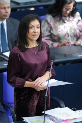 Deutscher Bundestag, 98. Plenarsitzung Katherina Reiche, Bundesministerin fuer Wirtschaft und Energie im Portrait, die Ministerin beantwortet die Fragen der Abgeordneten von ihrem Platz auf der Regierungsbank bei der Befragung der Bundesregierung bei der 98. Sitzung des Deutschen Bundestag in Berlin, 07.10.2026 Berlin Berlin Deutschland