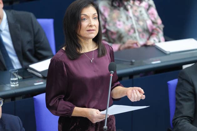 Deutscher Bundestag, 98. Plenarsitzung Katherina Reiche, Bundesministerin fuer Wirtschaft und Energie im Portrait, die Ministerin beantwortet die Fragen der Abgeordneten von ihrem Platz auf der Regierungsbank bei der Befragung der Bundesregierung bei der 98. Sitzung des Deutschen Bundestag in Berlin, 07.10.2026 Berlin Berlin Deutschland