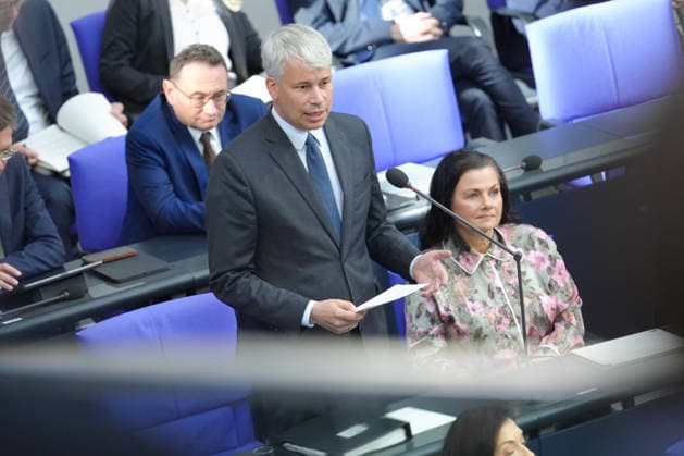 Deutscher Bundestag, 98. Plenarsitzung Verkehrsminister Steffen Bilger im Portrait, der Minister beantwortet die Fragen der Abgeordneten von ihrem Platz auf der Regierungsbank bei der Befragung der Bundesregierung bei der 98. Sitzung des Deutschen Bundestag in Berlin, 07.10.2026 Berlin Berlin Deutschland