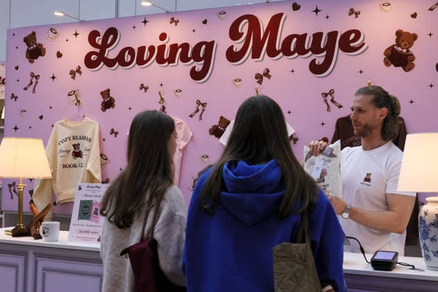 07.10.2026, Frankfurt am Main, DEU, Frankfurter Buchmesse. Stand der Invfuencerin Burcu Bloyd Loving Maye, an dem Merchandising rund ums Buch verkauft werden.