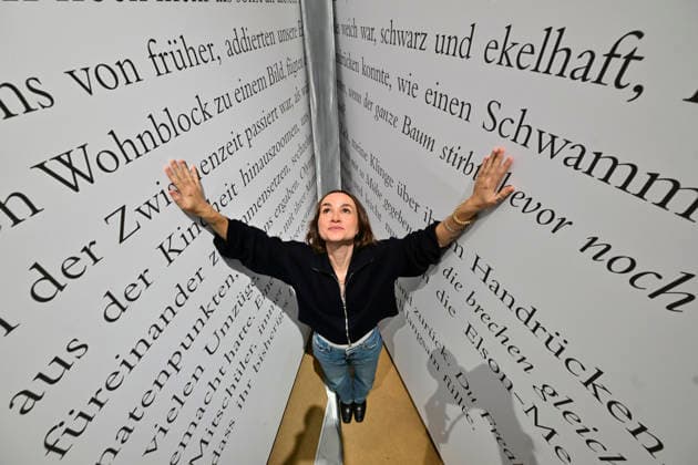 Eroeffnung der 78. Frankfurter Buchmesse am Mittwoch (07.10.2026) in Frankfurt am Main (Foto: Die Autorin Franziska Gaensler (Gänsler) mit ihrem begehbaren Buch Orca auf der Buchmesse). Zunaechst sind die Messehallen der Buchbranche vorbehalten, von Freitag 11 Uhr an bis zum Messeschluss am Sonntag sind auch Privatbesucher willkommen. Ehrengastland der Buchmesse ist in diesem Jahr Tschechien. Das Nachbarland praesentiert seine Literaturszene mit mehr als 100 Veranstaltungen. (Siehe epd-Meldung vom 07.10.2026)