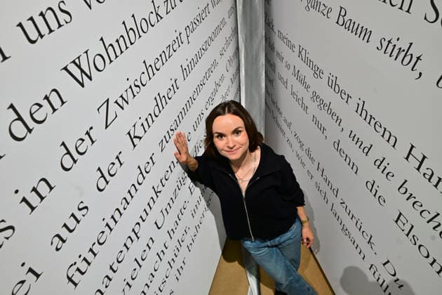 Eroeffnung der 78. Frankfurter Buchmesse am Mittwoch (07.10.2026) in Frankfurt am Main (Foto: Die Autorin Franziska Gaensler (Gänsler) mit ihrem begehbaren Buch Orca auf der Buchmesse). Zunaechst sind die Messehallen der Buchbranche vorbehalten, von Freitag 11 Uhr an bis zum Messeschluss am Sonntag sind auch Privatbesucher willkommen. Ehrengastland der Buchmesse ist in diesem Jahr Tschechien. Das Nachbarland praesentiert seine Literaturszene mit mehr als 100 Veranstaltungen. (Siehe epd-Meldung vom 07.10.2026)
