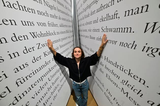 Eroeffnung der 78. Frankfurter Buchmesse am Mittwoch (07.10.2026) in Frankfurt am Main (Foto: Die Autorin Franziska Gaensler (Gänsler) mit ihrem begehbaren Buch Orca auf der Buchmesse). Zunaechst sind die Messehallen der Buchbranche vorbehalten, von Freitag 11 Uhr an bis zum Messeschluss am Sonntag sind auch Privatbesucher willkommen. Ehrengastland der Buchmesse ist in diesem Jahr Tschechien. Das Nachbarland praesentiert seine Literaturszene mit mehr als 100 Veranstaltungen. (Siehe epd-Meldung vom 07.10.2026)