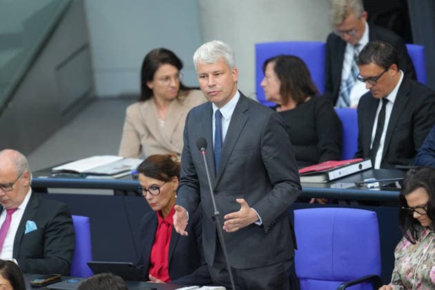 Deutscher Bundestag, 98. Plenarsitzung Verkehrsminister Steffen Bilger beantwortet die Fragen der Abgeordneten mit starker Mimik und Gestik von seinem Platz auf der Regierungsbank bei der Befragung der Bundesregierung bei der 98. Sitzung des Deutschen Bundestag in Berlin, 07.10.2026 Berlin Berlin Deutschland
