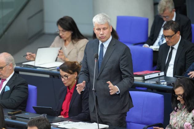 Deutscher Bundestag, 98. Plenarsitzung Verkehrsminister Steffen Bilger beantwortet die Fragen der Abgeordneten mit starker Mimik und Gestik von seinem Platz auf der Regierungsbank bei der Befragung der Bundesregierung bei der 98. Sitzung des Deutschen Bundestag in Berlin, 07.10.2026 Berlin Berlin Deutschland