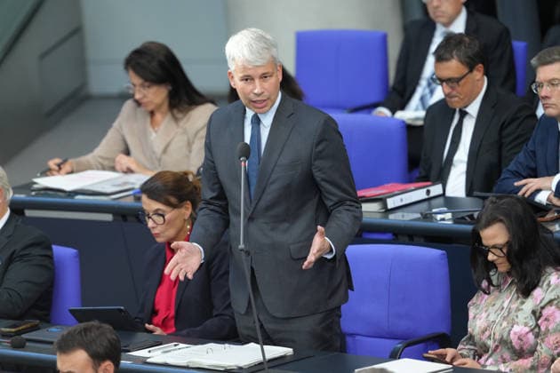 Deutscher Bundestag, 98. Plenarsitzung Verkehrsminister Steffen Bilger beantwortet die Fragen der Abgeordneten mit starker Mimik und Gestik von seinem Platz auf der Regierungsbank bei der Befragung der Bundesregierung bei der 98. Sitzung des Deutschen Bundestag in Berlin, 07.10.2026 Berlin Berlin Deutschland