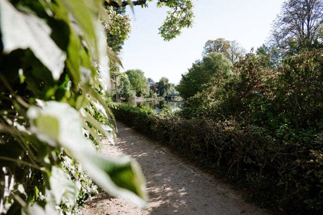 Sonne statt Herbstgrau: Kehl genießt mildes Oktoberwetter, Sonniges und für die Jahreszeit mildes Herbstwetter sorgt am Mittwoch, 7. Oktober 2026, in Kehl für beinahe spätsommerliche Eindrücke. Noch bestimmt Hochdruckeinfluss mit sehr milder Luft das Wetter in Süddeutschland. Die freundliche Wetterphase ist jedoch nur von kurzer Dauer: Nach Angaben des Deutschen Wetterdienstes zieht ab Mittwochabend von Westen ein kräftiger Tiefausläufer auf. In der Nacht zum Donnerstag und am Donnerstag sind gebietsweise Regen, örtlich Starkregen sowie einzelne Gewitter möglich. Kehl Baden-Württemberg Deutschland Kehl