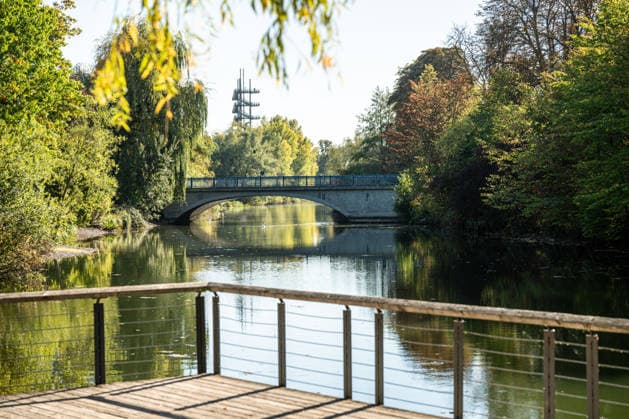 Sonne statt Herbstgrau: Kehl genießt mildes Oktoberwetter, Sonniges und für die Jahreszeit mildes Herbstwetter sorgt am Mittwoch, 7. Oktober 2026, in Kehl für beinahe spätsommerliche Eindrücke. Noch bestimmt Hochdruckeinfluss mit sehr milder Luft das Wetter in Süddeutschland. Die freundliche Wetterphase ist jedoch nur von kurzer Dauer: Nach Angaben des Deutschen Wetterdienstes zieht ab Mittwochabend von Westen ein kräftiger Tiefausläufer auf. In der Nacht zum Donnerstag und am Donnerstag sind gebietsweise Regen, örtlich Starkregen sowie einzelne Gewitter möglich. Kehl Baden-Württemberg Deutschland Kehl