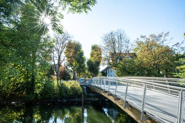 Sonne statt Herbstgrau: Kehl genießt mildes Oktoberwetter, Sonniges und für die Jahreszeit mildes Herbstwetter sorgt am Mittwoch, 7. Oktober 2026, in Kehl für beinahe spätsommerliche Eindrücke. Noch bestimmt Hochdruckeinfluss mit sehr milder Luft das Wetter in Süddeutschland. Die freundliche Wetterphase ist jedoch nur von kurzer Dauer: Nach Angaben des Deutschen Wetterdienstes zieht ab Mittwochabend von Westen ein kräftiger Tiefausläufer auf. In der Nacht zum Donnerstag und am Donnerstag sind gebietsweise Regen, örtlich Starkregen sowie einzelne Gewitter möglich. Kehl Baden-Württemberg Deutschland Kehl