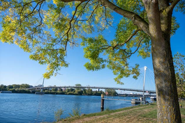 Sonne statt Herbstgrau: Kehl genießt mildes Oktoberwetter, Sonniges und für die Jahreszeit mildes Herbstwetter sorgt am Mittwoch, 7. Oktober 2026, in Kehl für beinahe spätsommerliche Eindrücke. Noch bestimmt Hochdruckeinfluss mit sehr milder Luft das Wetter in Süddeutschland. Die freundliche Wetterphase ist jedoch nur von kurzer Dauer: Nach Angaben des Deutschen Wetterdienstes zieht ab Mittwochabend von Westen ein kräftiger Tiefausläufer auf. In der Nacht zum Donnerstag und am Donnerstag sind gebietsweise Regen, örtlich Starkregen sowie einzelne Gewitter möglich. Kehl Baden-Württemberg Deutschland Kehl