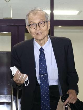 Nobel chemistry prize co-winner Soai Kenso Soai, a professor emeritus at the Tokyo University of Science, speaks to journalists in front of his home in Shiki in Saitama Prefecture, eastern Japan, on Oct. 7, 2026, after receiving the 2026 Nobel Prize in Chemistry. Soai and French researcher Henri Kagan shared the prize for the discovery of non-linear effects and autocatalysis in asymmetric organic synthesis, the Royal Swedish Academy of Sciences said in Stockholm earlier in the day.  A14AA0005630360P