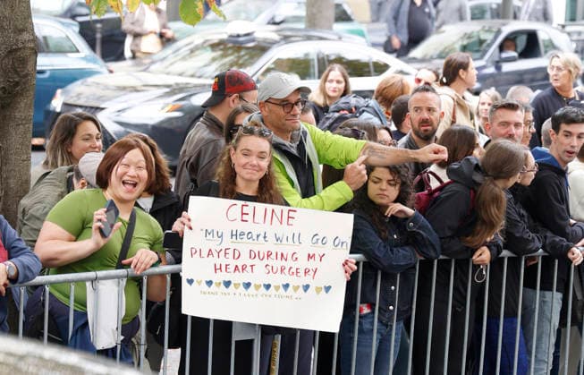 Céline Dion greets her fans in the rain as she leaves the Royal Monceau Hotel in Paris, before heading to the La Plénitude Arena in Paris La Défense to continue her concert series, October 7, 2026 Christophe Aubert Bestimage Celine Dion greets fans in the rain as she leaves the Royal Monceau Hotel in Paris, before heading to the La Plénitude Arena at Paris La Défense to continue her concert series on October 7, 2026 Paris, France  Copyright: xMarcxAussetxLacroixx xBestimagexMarcxAussetxLacroixx xBestimagex