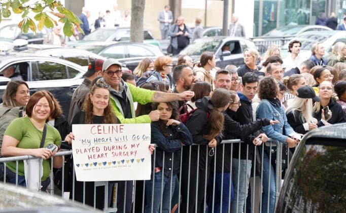 Céline Dion greets her fans in the rain as she leaves the Royal Monceau Hotel in Paris, before heading to the La Plénitude Arena in Paris La Défense to continue her concert series, October 7, 2026 Christophe Aubert Bestimage Celine Dion greets fans in the rain as she leaves the Royal Monceau Hotel in Paris, before heading to the La Plénitude Arena at Paris La Défense to continue her concert series on October 7, 2026 Paris, France  Copyright: xMarcxAussetxLacroixx xBestimagexMarcxAussetxLacroixx xBestimagex