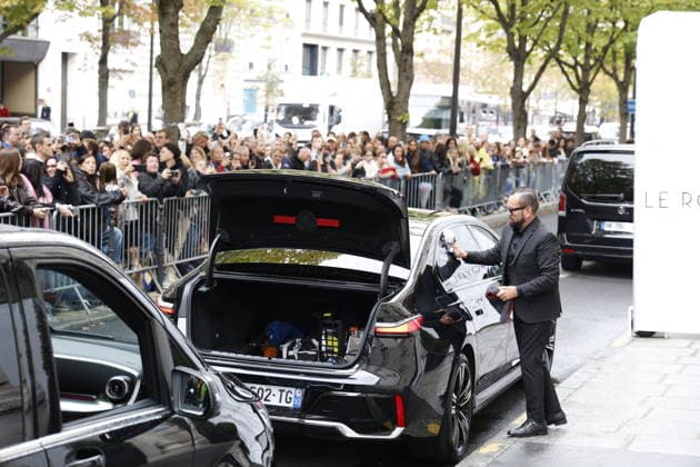 Céline Dion greets her fans in the rain as she leaves the Royal Monceau Hotel in Paris, before heading to the La Plénitude Arena in Paris La Défense to continue her concert series, October 7, 2026 Christophe Aubert Bestimage Celine Dion greets fans in the rain as she leaves the Royal Monceau Hotel in Paris, before heading to the La Plénitude Arena at Paris La Défense to continue her concert series on October 7, 2026 Paris, France  Copyright: xMarcxAussetxLacroixx xBestimagexMarcxAussetxLacroixx xBestimagex