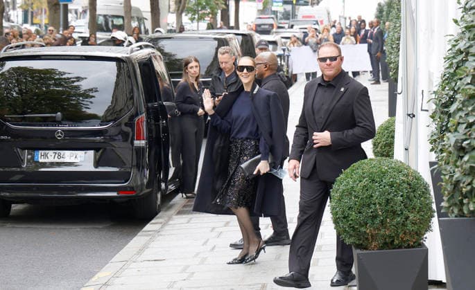 Céline Dion greets her fans in the rain as she leaves the Royal Monceau Hotel in Paris, before heading to the La Plénitude Arena in Paris La Défense to continue her concert series, October 7, 2026 Christophe Aubert Bestimage Celine Dion greets fans in the rain as she leaves the Royal Monceau Hotel in Paris, before heading to the La Plénitude Arena at Paris La Défense to continue her concert series on October 7, 2026 Paris, France  Copyright: xMarcxAussetxLacroixx xBestimagexMarcxAussetxLacroixx xBestimagex