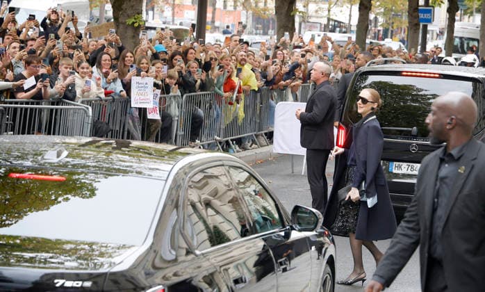 Céline Dion greets her fans in the rain as she leaves the Royal Monceau Hotel in Paris, before heading to the La Plénitude Arena in Paris La Défense to continue her concert series, October 7, 2026 Christophe Aubert Bestimage Celine Dion greets fans in the rain as she leaves the Royal Monceau Hotel in Paris, before heading to the La Plénitude Arena at Paris La Défense to continue her concert series on October 7, 2026 Paris, France  Copyright: xMarcxAussetxLacroixx xBestimagexMarcxAussetxLacroixx xBestimagex