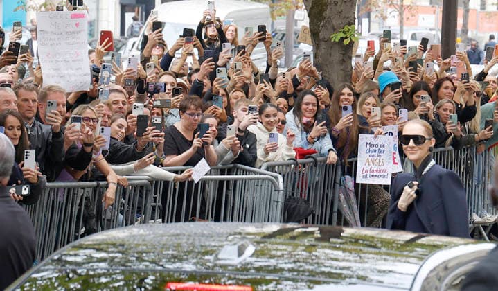Céline Dion greets her fans in the rain as she leaves the Royal Monceau Hotel in Paris, before heading to the La Plénitude Arena in Paris La Défense to continue her concert series, October 7, 2026 Christophe Aubert Bestimage Celine Dion greets fans in the rain as she leaves the Royal Monceau Hotel in Paris, before heading to the La Plénitude Arena at Paris La Défense to continue her concert series on October 7, 2026 Paris, France  Copyright: xMarcxAussetxLacroixx xBestimagexMarcxAussetxLacroixx xBestimagex