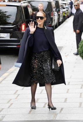 Céline Dion greets her fans in the rain as she leaves the Royal Monceau Hotel in Paris, before heading to the La Plénitude Arena in Paris La Défense to continue her concert series, October 7, 2026 Christophe Aubert Bestimage Celine Dion greets fans in the rain as she leaves the Royal Monceau Hotel in Paris, before heading to the La Plénitude Arena at Paris La Défense to continue her concert series on October 7, 2026 Paris, France  Copyright: xMarcxAussetxLacroixx xBestimagexMarcxAussetxLacroixx xBestimagex
