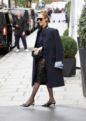 Céline Dion greets her fans in the rain as she leaves the Royal Monceau Hotel in Paris, before heading to the La Plénitude Arena in Paris La Défense to continue her concert series, October 7, 2026 Christophe Aubert Bestimage Celine Dion greets fans in the rain as she leaves the Royal Monceau Hotel in Paris, before heading to the La Plénitude Arena at Paris La Défense to continue her concert series on October 7, 2026 Paris, France  Copyright: xMarcxAussetxLacroixx xBestimagexMarcxAussetxLacroixx xBestimagex